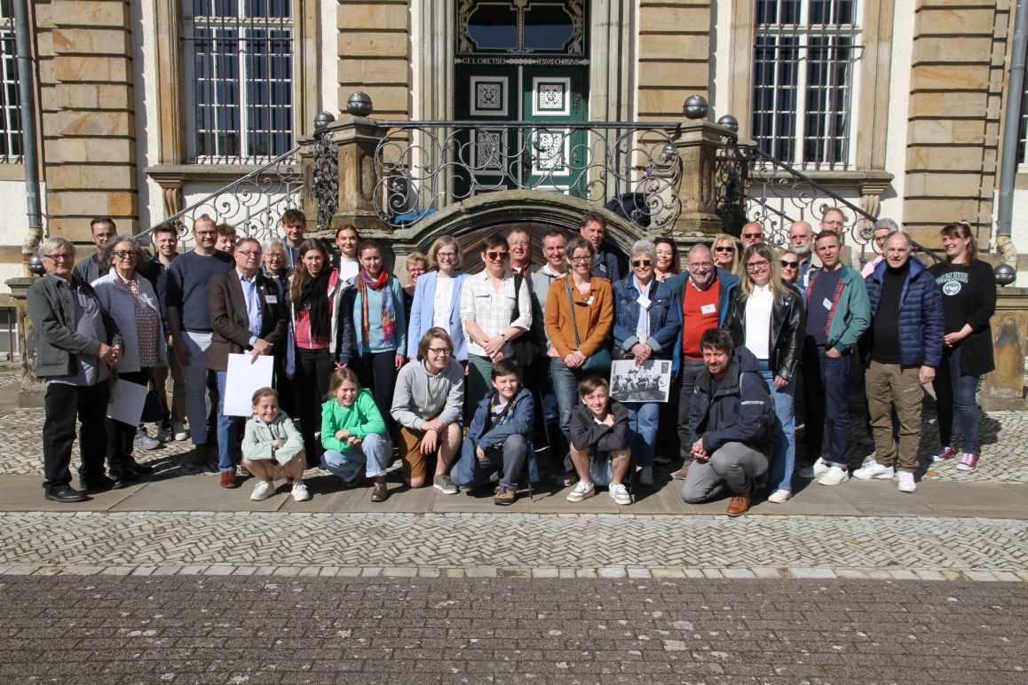 Gruppenfoto vom 3. April vor dem Mauritius-Gymnasium mit allen Angehörigen und Helfenden (und den Lehrern der Schule). 
